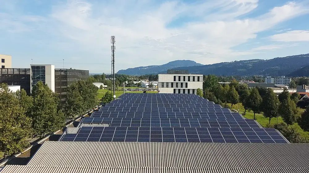 Painéis solares no telhado de uma fábrica