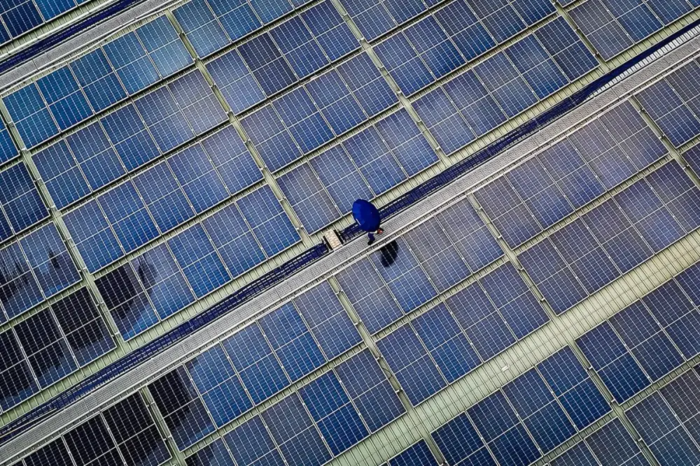 Vista aérea de painéis solares em cobertura