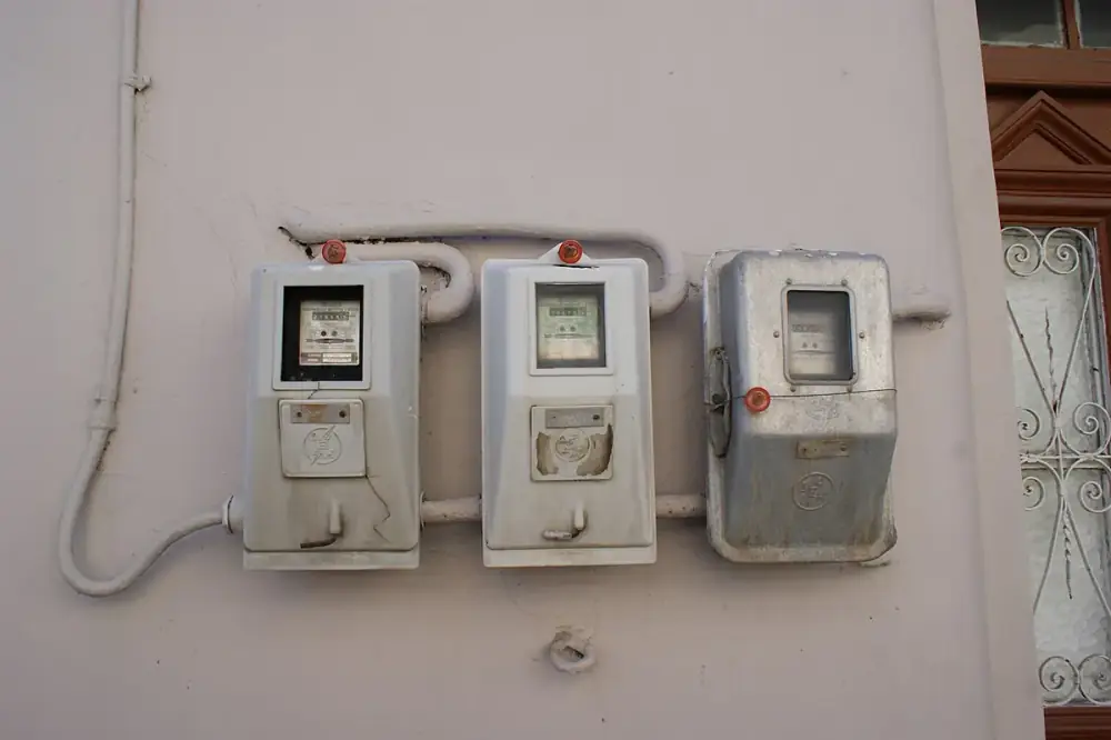 Medidor de energia em fachada