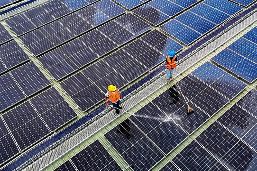 Equipe fazendo manutenção em painéis solares